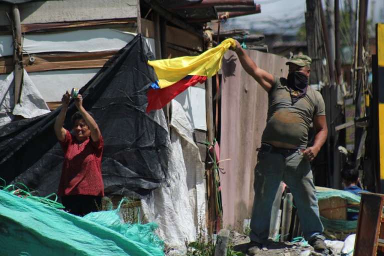 Mientras la movilización avanzaba otros vecinos del sector manifestaron su apoyo a los manifestantes.