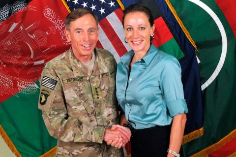 Amante del exdirector de la CIA, en la mira de la inteligencia americana