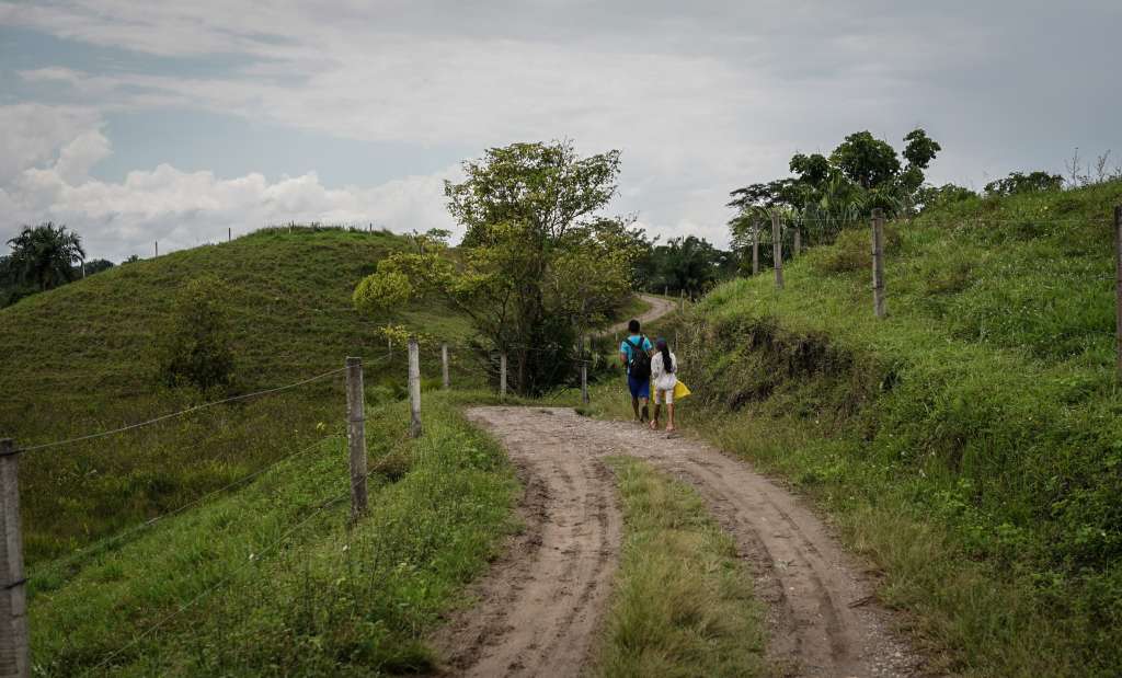 Desde 2007, al menos 700 familias en Puerto Boyacá han invadido haciendas de narcotraficantes para cultivar.