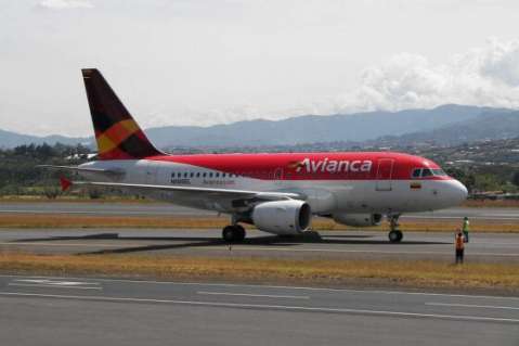 Avión que iba de Costa Rica a Bogotá tuvo que aterrizar de emergencia en Panamá