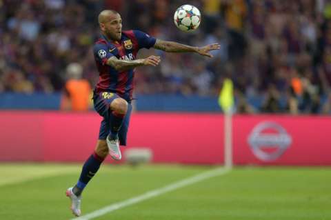 Dani Alves renovó contrato con Barcelona por dos años