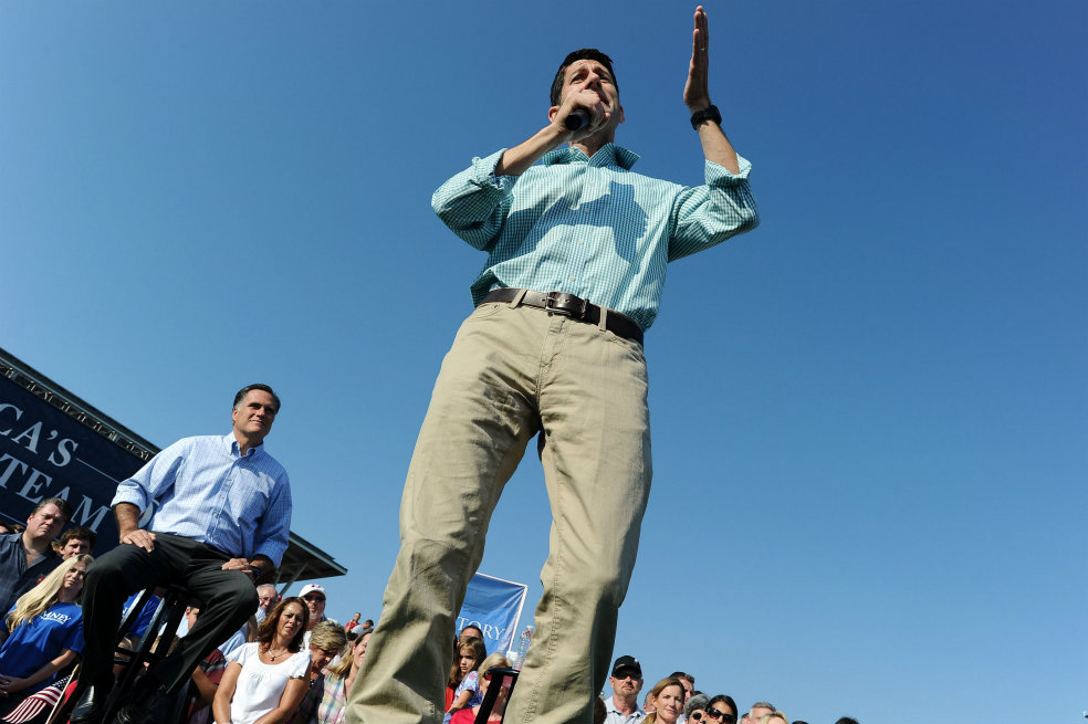 El fin de semana, Paul Ryan y el candidato a la presidencia, Mitt Romney (atrás), convocaron a un mitin en Ohio. /AFP