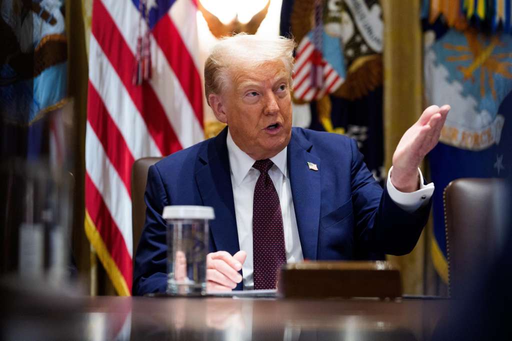 WASHINGTON (United States of America), 26/08/2025.- United States President Donald J Trump participates in a Cabinet Meeting in the Cabinet Room of the White House in Washington, DC, USA, 26 August 2025. (Estados Unidos) EFE/EPA/AARON SCHWARTZ / POOL
