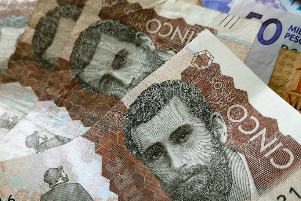 foto de billetes de cinco mil pesos.