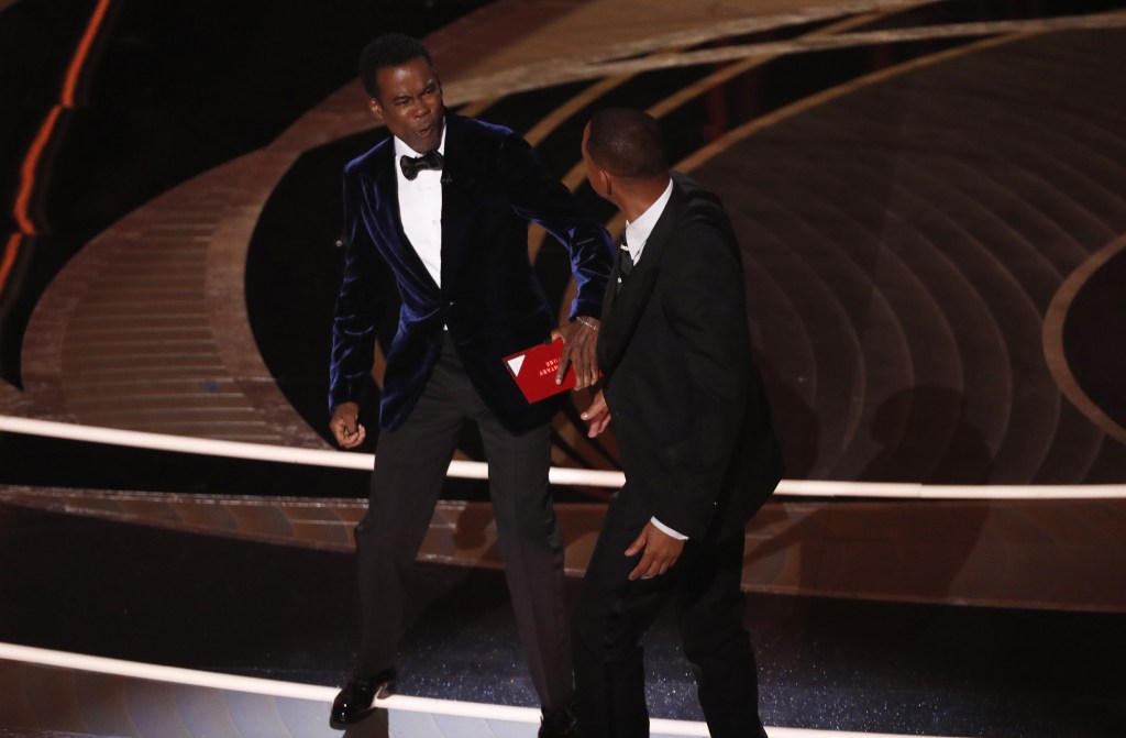 Hollywood (United States), 27/03/2022.- US actor Will Smith (R) swings at US actor Chris Rock during the 94th annual Academy Awards ceremony at the Dolby Theatre in Hollywood, Los Angeles, California, USA, 27 March 2022. The Oscars are presented for outstanding individual or collective efforts in filmmaking in 24 categories. (Estados Unidos) EFE/EPA/ETIENNE LAURENT