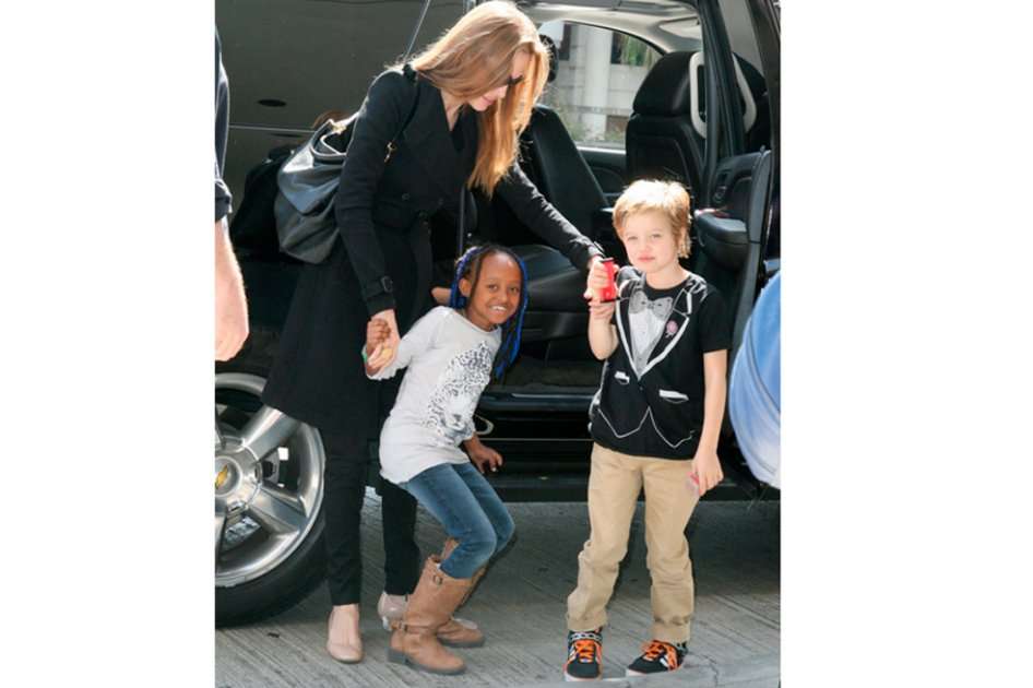 Angelina Jolie con Zahara y Shiloh.