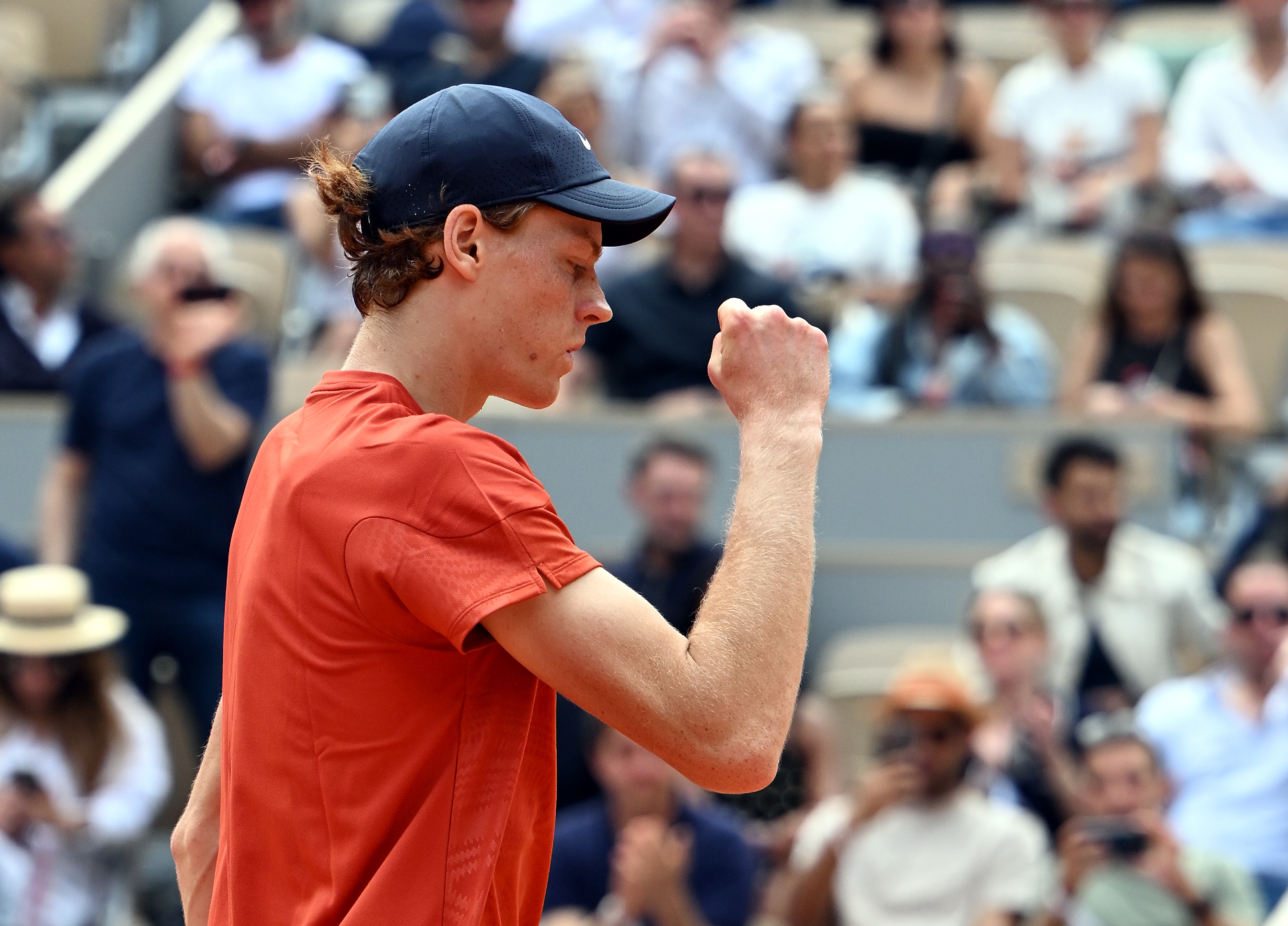 Paris (France), 04/06/2024.- Jannik Sinner of Italy celebrates winning his Men's Singles quarterfinal match against Grigor Dimitrov of Bulgaria during the French Open Grand Slam tennis tournament at Roland Garros in Paris, France, 04 June 2024. (Tenis, Abierto, Francia, Italia) EFE/EPA/CAROLINE BLUMBERG