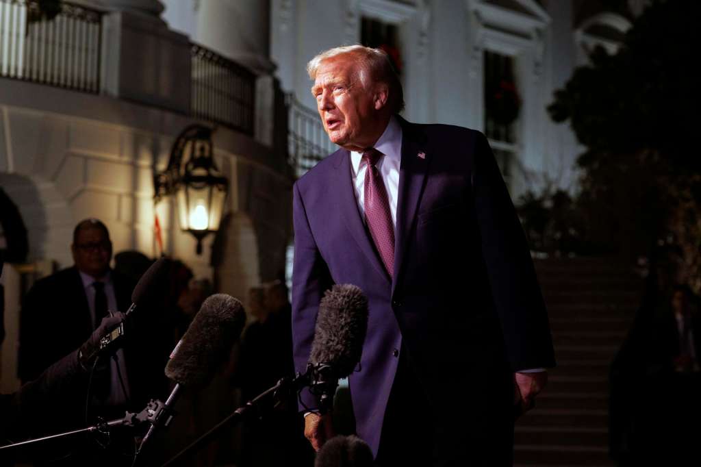 WASHINGTON (United States), 19/12/2025.- US President Donald Trump stops to speak to the media as he prepares to depart on Marine One from the South Lawn of the White House in Washington, DC, USA, 19 December 2025. EFE/EPA/WILL OLIVER / POOL