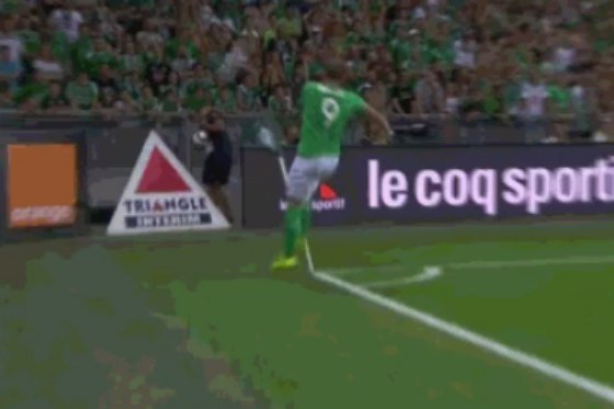 Brutal pelotazo de futbolista a un recogebolas