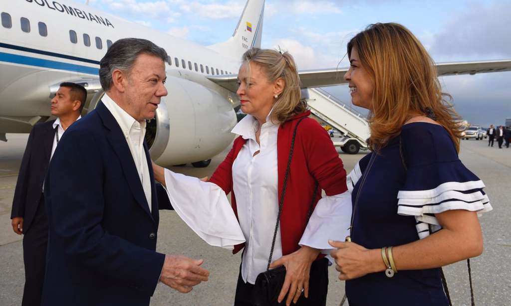 A su llegada HOY a Nueva York, el Presidente Juan Manuel Santos fue recibido por la embajadora de Colombia ante la ONU, María Emma Mejia. / SIG