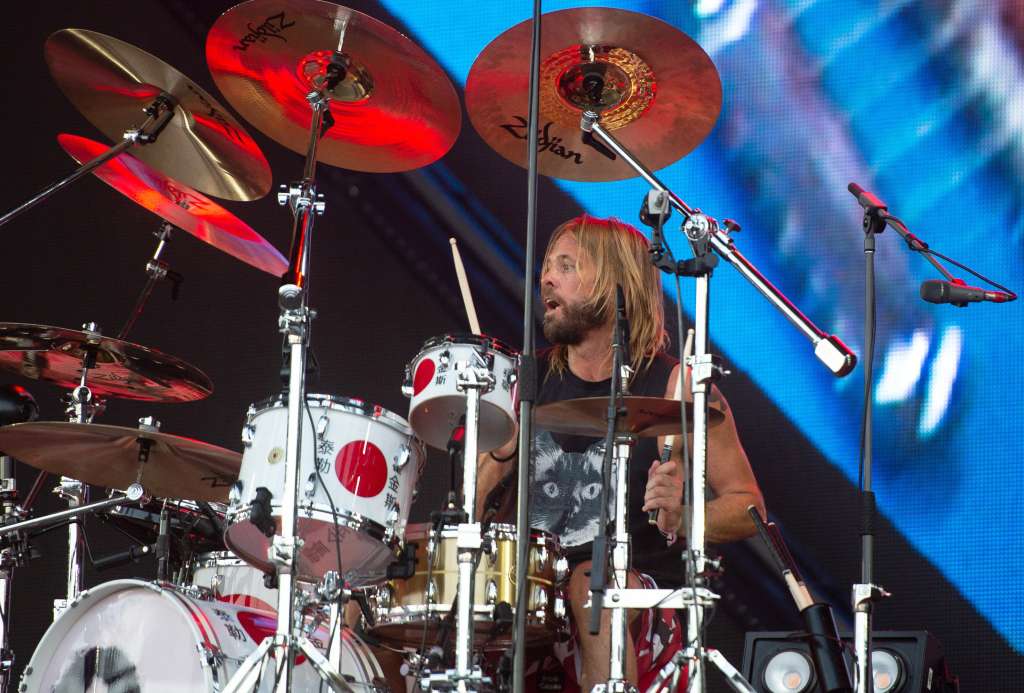 Nuremberg (Germany).- (FILE) - Taylor Hawkins, drummer of the US rock band Foo Fighters, performs on Zeppelin stage at the 'Rock im Park' festival in Nuremberg, Germany, 01 June 2018 (reissued 26 March 2022). Hawkins died late 25 March 2022 in Bogota where Foo Fighters were scheduled to perform at the Festival Estereo Picnic, the band announced. No causes of death were given. (Alemania, Estados Unidos) EFE/EPA/TIMM SCHAMBERGER *** Local Caption *** 54378133