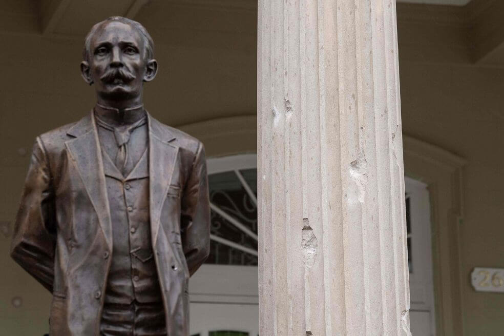 Los impactos de bala se ven en una columna frente a la embajada de Cuba en Washington, DC, el 30 de abril de 2020, luego de que un hombre disparó contra el edificio. / AFP