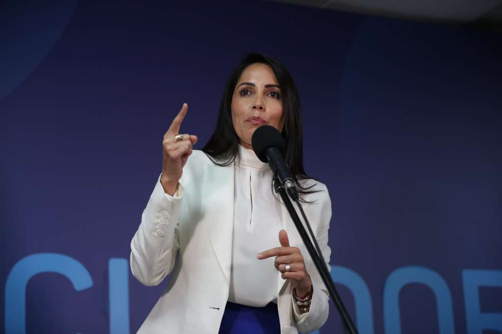 AME516. QUITO (ECUADOR), 13/08/2023.- La candidata Luisa González habla hoy a su llegada a la sede del canal EcuadorTV, donde se llevará a cabo el debate presidencial 2023, en Quito (Ecuador). Los candidatos a la Presidencia de Ecuador expondrán este domingo sus planes de gobierno en un debate organizado por el Consejo Nacional Electoral (CNE). El evento estará marcado por la muerte de Fernando Villavicencio, el candidato asesinado por sicarios el pasado miércoles. EFE/José Jácome