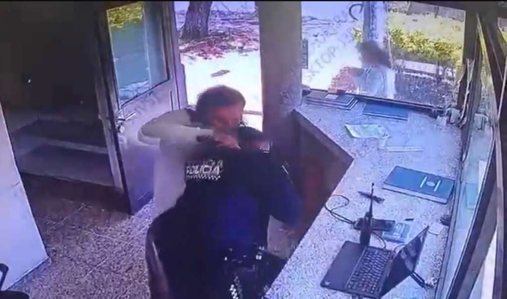El uniformado prestaba servicio en el CAI Galán cuando un hombre lo atacó por la espalda con un arma cortopunzante. Durante la reacción, el policía usó su arma de dotación y neutralizó al agresor que psoteriormente falleció.