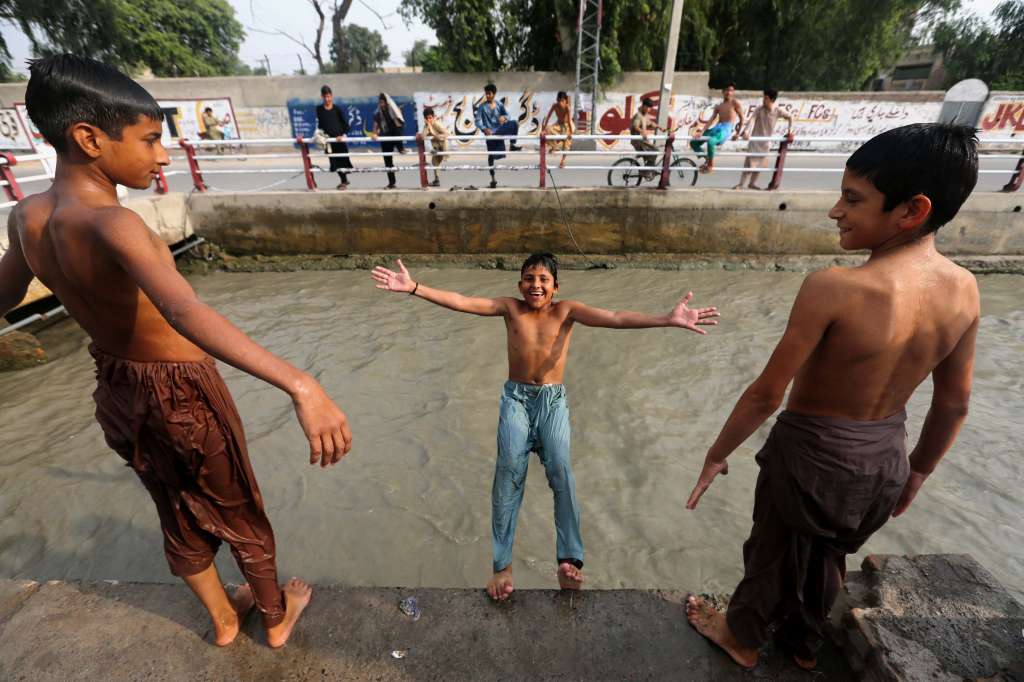 Peshawar (Pakistán), 16/06/2023.- Un niño paquistaní salta a un canal para refrescarse en Peshawar, Pakistán, el 16 de junio de 2023. Las temperaturas subieron hasta los 37 grados centígrados en Peshawar. EFE/EPA/ARSHAD ARBAB