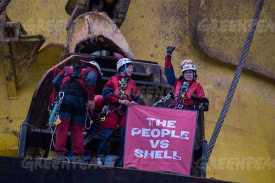 Foto difundida en las redes sociales de Greenpeace en la que se leer en un cartel "El mundo VS Shell".