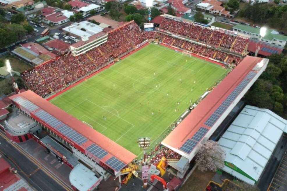 El estadio Alejandro Morera Soto aprovechó una característica del lugar donde está ubicado. Los días en la provincia de Alajuela, en Costa Rica, suelen ser soleados. / Liga Deportiva Alajuelense - LatinClima