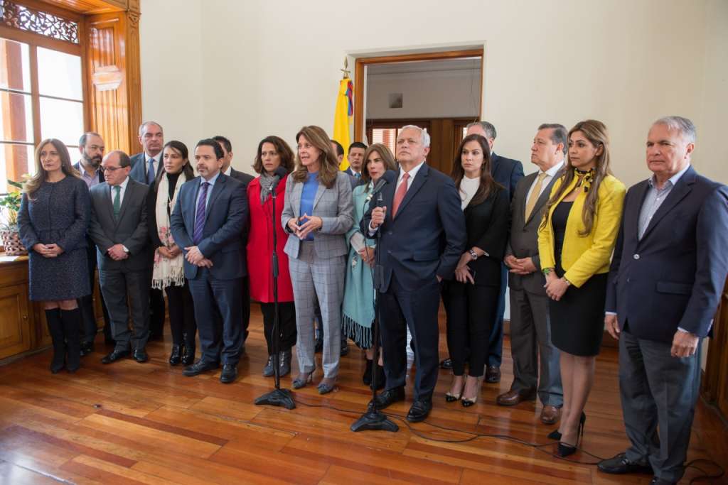 Ramírez junto al comisionado de Paz, la ministra del Interior y los presidentes y voceros de los partidos. / Vicepresidencia de la República