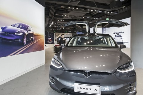 ¿Es buen negocio comprar un Tesla con bitcoines?