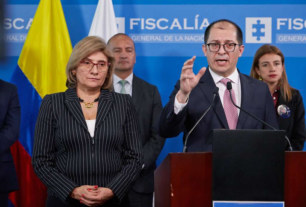 AME8788. BOGOTÁ (COLOMBIA), 12/02/2024.- Fotografía cedida por la oficina de prensa de la Fiscalía General de la Nación de Colombia donde se observa al fiscal general de Colombia Francisco Barbosa (d) durante la despedida de su cargo junto a la vicefiscal Martha Mancera hoy, en Bogotá (Colombia). Barbosa abogó este lunes, en su despedida del cargo, por el respeto a las instituciones porque, según dijo, este no es un país de golpes ni de rupturas institucionales, como denunció en los últimos días el presidente Gustavo Petro. EFE/ Prensa de la Fiscalía General de la Nación/SOLO USO EDITORIAL/SOLO DISPONIBLE PARA ILUSTRAR LA NOTICIA QUE ACOMPAÑA (CRÉDITO OBLIGATORIO)