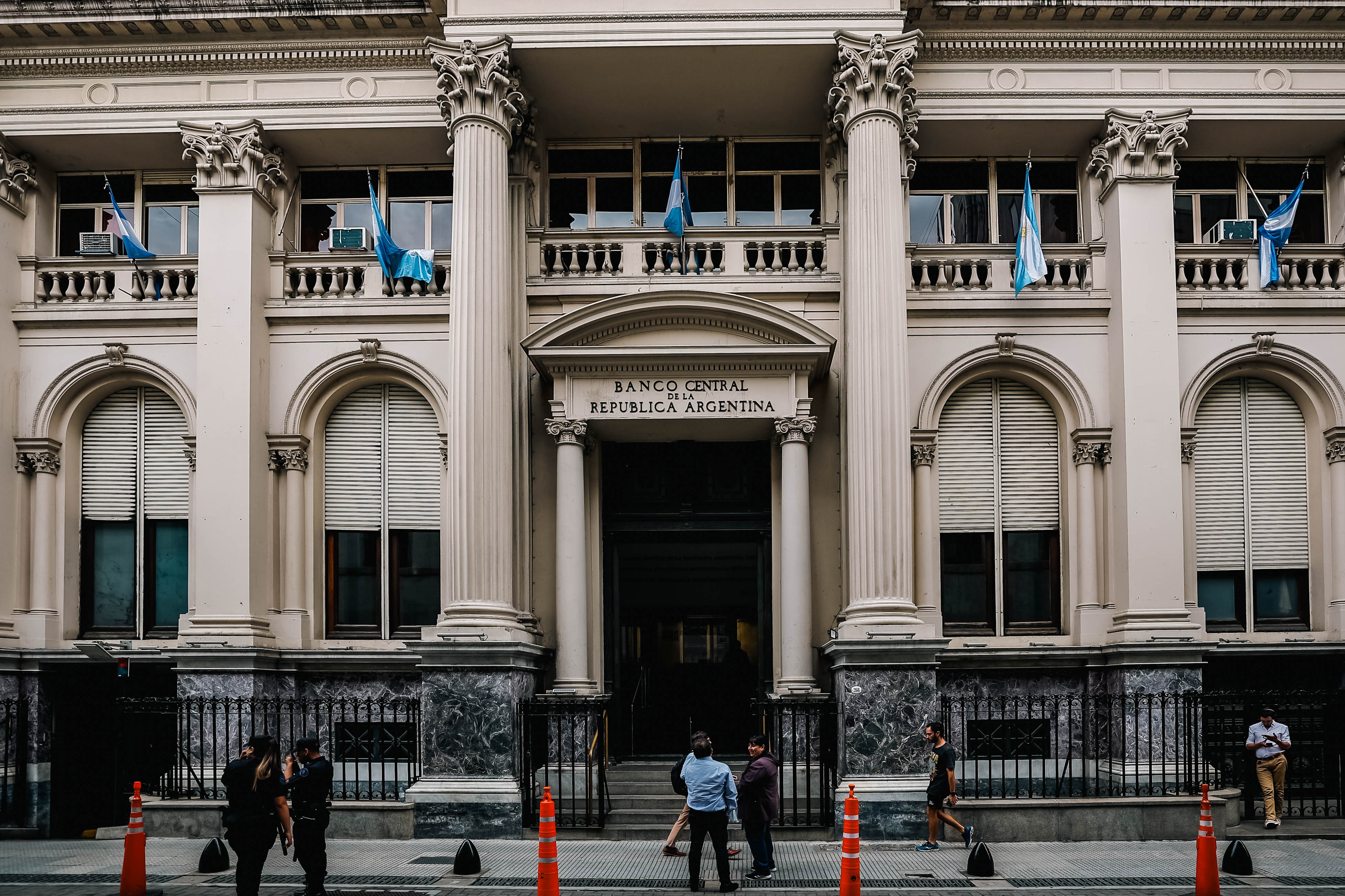 AME8655. BUENOS AIRES (ARGENTINA), 21/11/2023.- Fotografía que muestra la fachada del Banco Central de La República Argentina hoy, en el primer día hábil luego de las elecciones en Buenos Aires (Argentina). El gobierno saliente de Argentina extendió y elevó este martes el tipo de cambio diferencial para exportaciones, que había creado durante la campaña electoral ante las fuertes restricciones cambiarias y la escasez de divisas, hasta el cambio de mando, el 10 de diciembre próximo. EFE/Juan Ignacio Roncoroni