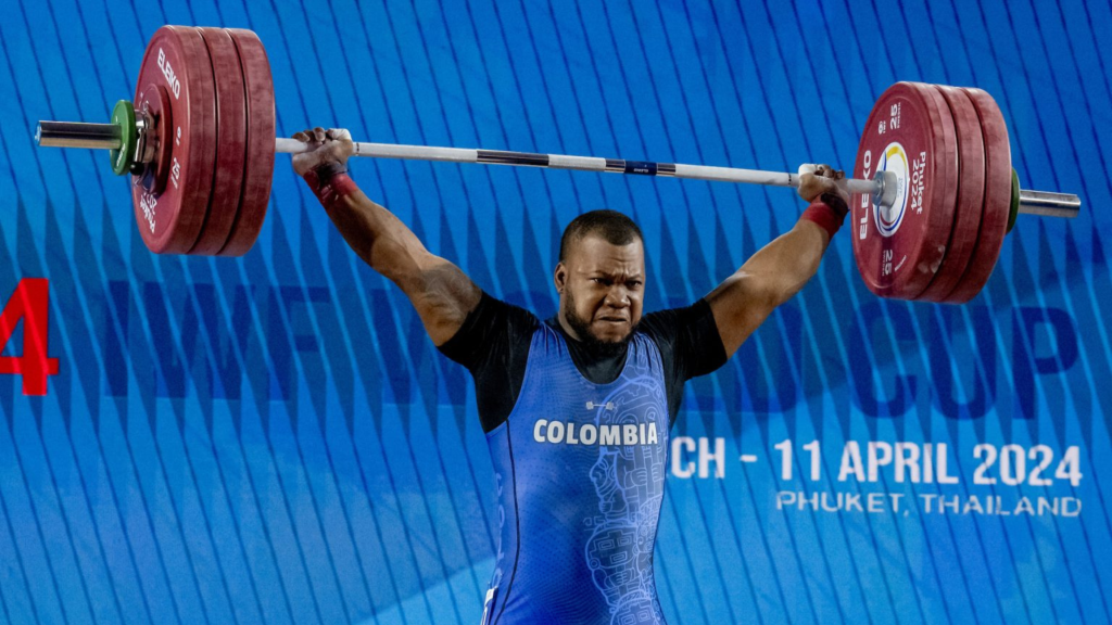 Jeison López logró su clasificación en Tailandia, donde hizo récord mundial en el arranque de los 89 kg. / IWF