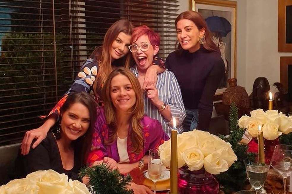 La mayoría de estos famosos se conocieron trabajando juntos y se convirtieron en grandes amigos. Descubre quiénes son.