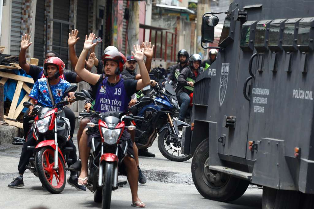 AME2687. RÍO DE JANEIRO (BRASIL), 28/10/2025.- Personas reaccionan durante un operativo de la Policía d Río de Janeiro este martes, en Río de Janeiro (Brasil). La policía lanzó una gran operación en dos favelas con el objetivo de arrestar a los cabecillas del Comando Vermelho, la mayor facción criminal de la ciudad brasileña, y de frenar su expansión territorial. EFE/ Antonio Lacerda
