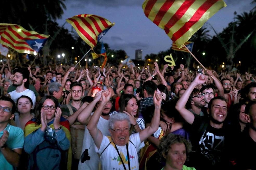 Cientos de personas se concentraron en las inmediaciones del Parlamento de Cataluña. / EFE