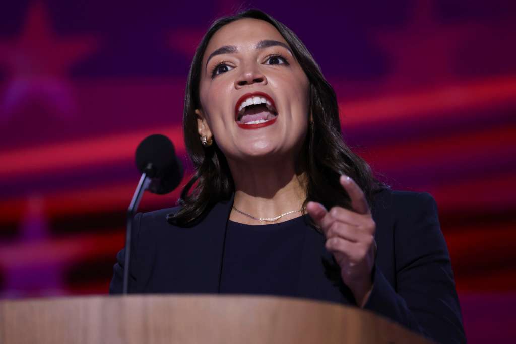 Chicago (United States), 20/08/2024.- US Representative Alexandria Ocasio-Cortez gestures as she addresses the audience on the opening night of the Democratic National Convention (DNC) at the United Center in Chicago, Illinois, USA, 19 August 2024. The 2024 Democratic National Convention is being held 19 to 22 August 2024 in which delegates of the United States' Democratic Party will vote on the party's platform and ceremonially vote for the party's nominees for president and vice president, Vice President Kamala Harris and Governor Tim Walz of Minnesota, for the upcoming presidential election. (Estados Unidos, Alejandría) EFE/EPA/JUSTIN LANE