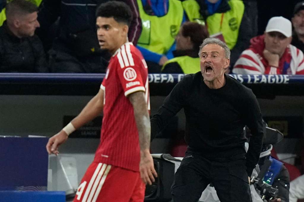 uis Enrique, en el duelo entre PSG y Bayern, grita desde el banquillo mientras en la cancha pasa Luis Díaz.