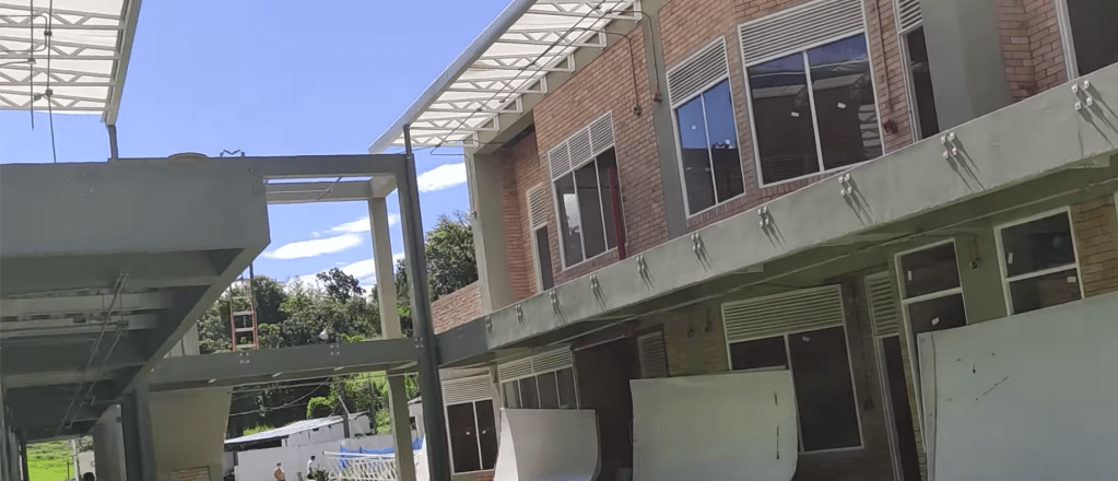 Los contratistas de la obra tuvieron que desmontar las puertas, ventanas, y otros objetos instalados ya que se les debe poco más de 100 millones de pesos.