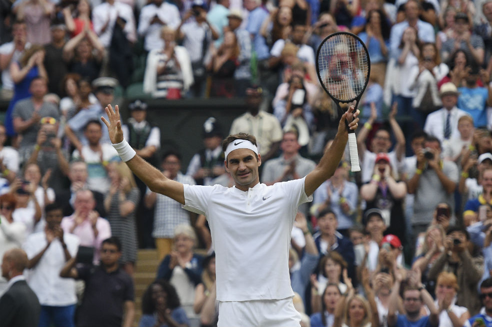 Roger Federer celebra su victoria contra Ernest Gulbis en Wimbledon. / AFP
