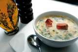 Sopa de salmón con papa y maíz