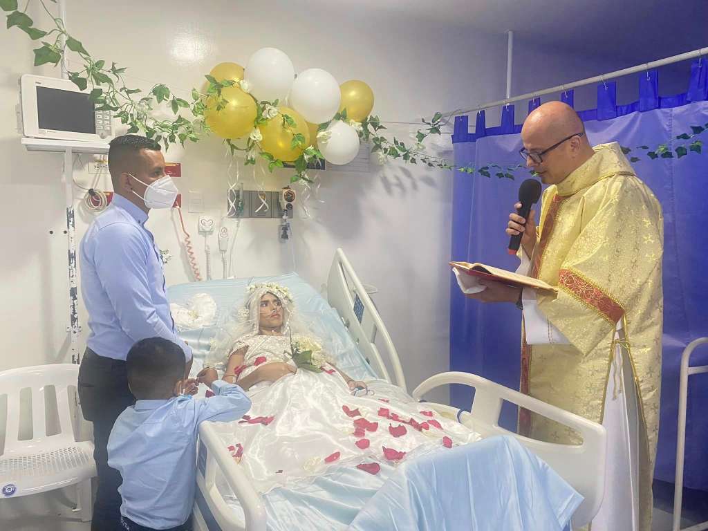 La ceremonia fue una boda católica donde trabajadores del hospital ayudaron a organizar y decorar la unidad de oncología.