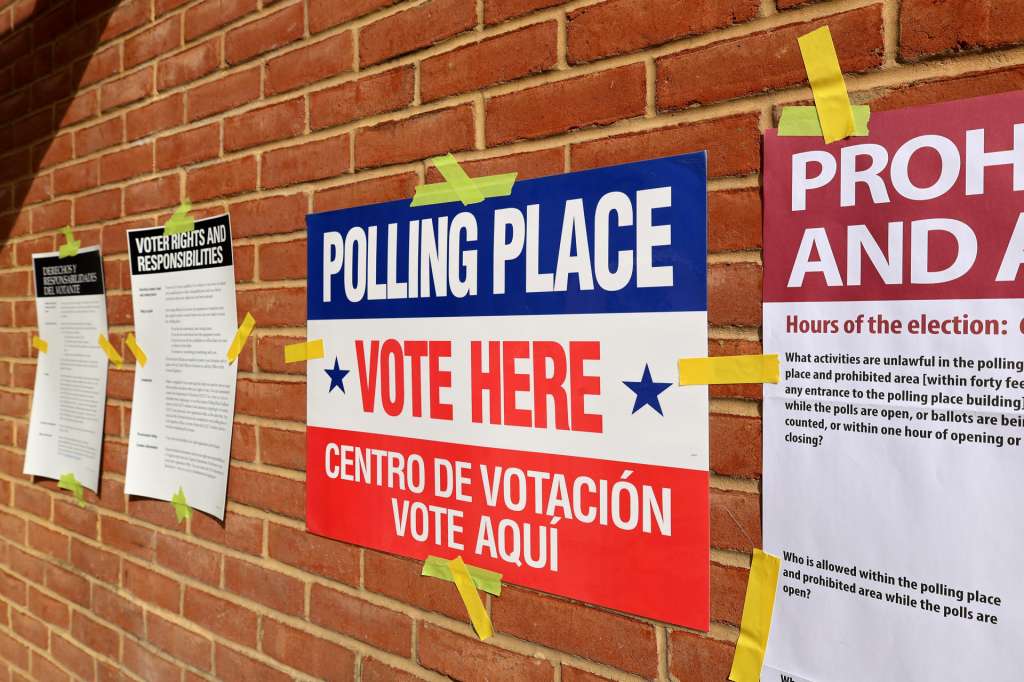 USA5959. ARLINGTON (ESTADOS UNIDOS), 04/11/2025.- Fotografía que muestra carteles indicativos en la entrada de un centro de votación este martes, en Arlington (EE.UU.). Los ciudadanos de Virginia acuden a las urnas para elegir a la que será su primera mujer gobernadora preocupados por el cierre del Gobierno de Estados Unidos, a punto de convertirse en el más largo de la historia y que tiene un especial impacto en este estado. EFE/ Octavio Guzmán
