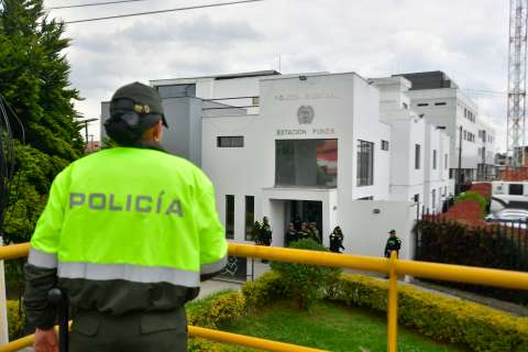 Asciende a ocho el número de víctimas por incendio en estación de Policía en Funza