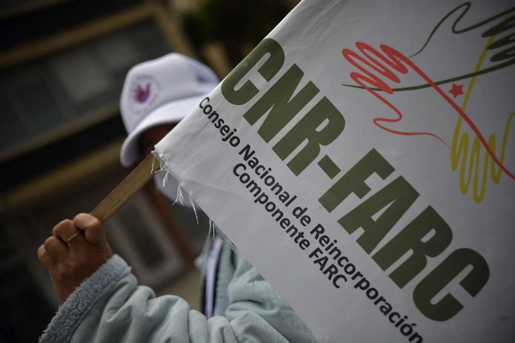 Marcha de excombatientes en la denominada peregrinación por la vida y la paz que llego a la Plaza de Bolivar de Bogotá para rechazar asesinatos en su contra