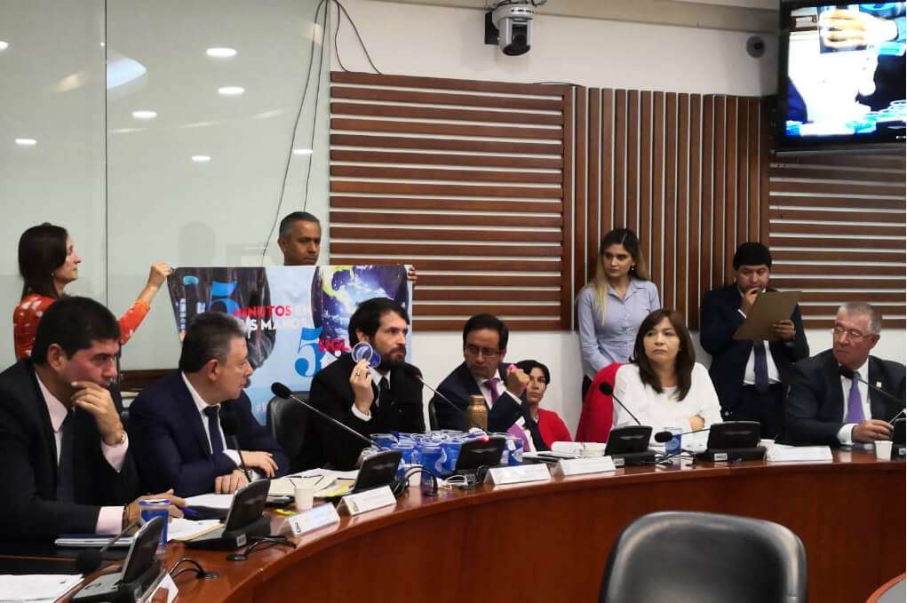 El representante Lozada explicando los alcances de la comercialización del plástico de un solo uso que afecta a los ecosistemas marinos. / Cortesía