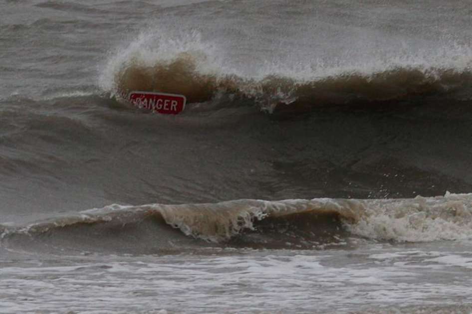 Vista de las olas producidas por el paso del huracán "Isaac". / EFE