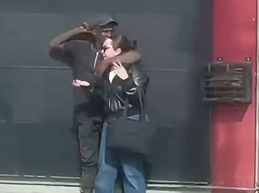 El hombre sujetó a la mujer con un cuchillo cuando se vio rodeado por la Policía, tras un presunto intento de hurto ocurrido en la avenida carrera 68 con calle 17.
