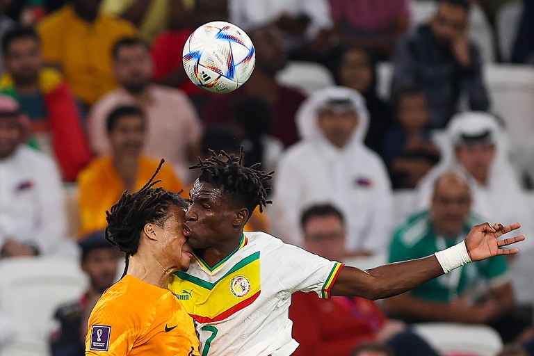 Doha (Qatar), 21/11/2022.- Nicolas Jackson (R) of Senegal in action against Nathan Ake of the Netherlands during the FIFA World Cup 2022 group A match between Senegal and The Netherlands at Al Thumama Stadium, in Al Thumama, Qatar, 21 November 2022. (Mundial de Fútbol, Países Bajos; Holanda, Catar) EFE/EPA/JOSE SENA GOULAO PORTUGAL OUT