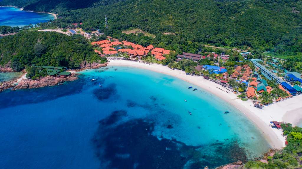 La costa este ofrece pueblos pesqueros, templos tradicionales y paisajes costeros que parecen detenidos en el tiempo.