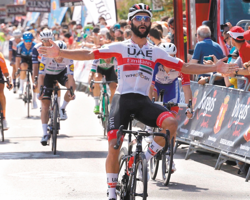 El corredor colombiano Fernando Gaviria celebrando un triunfo con el UAE Team Emirates.