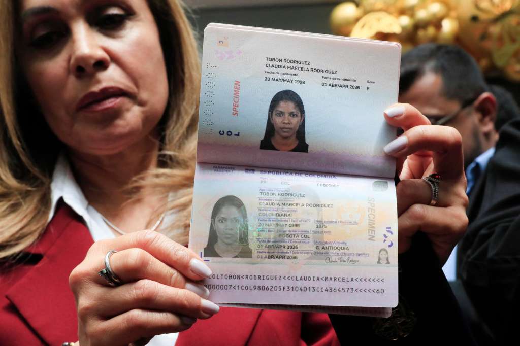 FOTODELDÍA AME9677. BOGOTÁ (COLOMBIA), 01/04/2026.- Fotografía que muestra el nuevo pasaporte de Colombia presentado en una rueda de prensa este miércoles, en Bogotá (Colombia). EFE/ Carlos Ortega