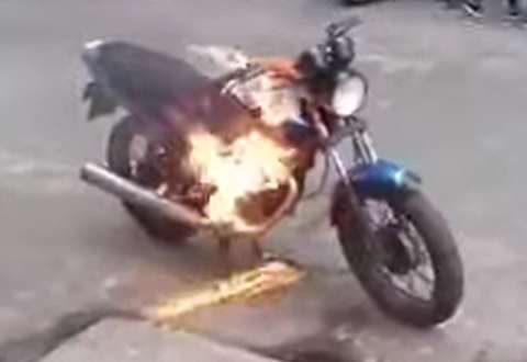 Motociclista quemó su moto para evitar que fuera inmovilizada en Bucaramanga