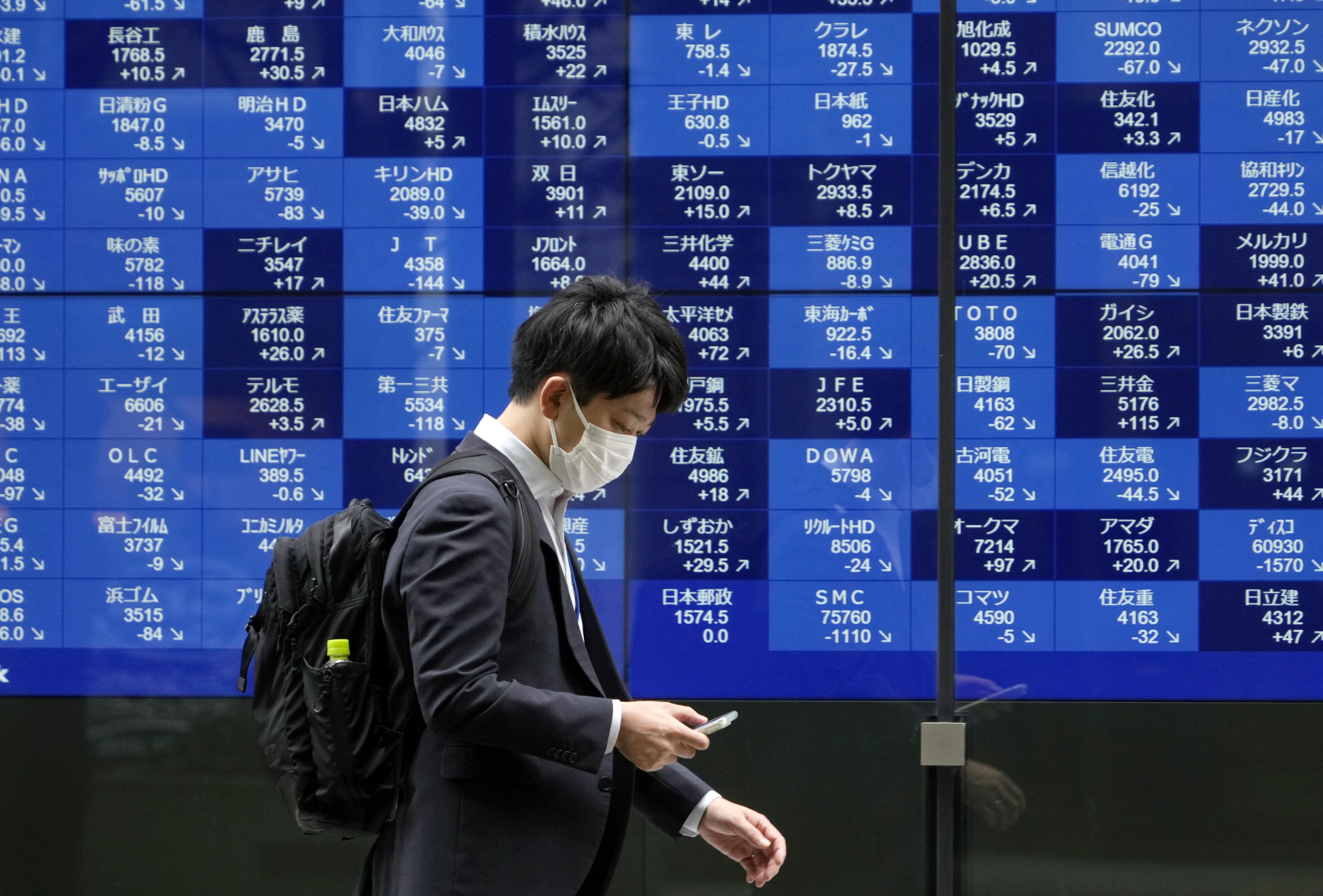 TOKIO, 27/06/2024.- La Bolsa de Tokio cerró este jueves con una caída del 0,82 % de su principal indicador, el Nikkei, en una jornada marcada por la recogida de beneficios y por la continuada devaluación del yen frente al dólar estadounidense y al euro. El Nikkei, índice referencial que agrupa a los 225 títulos más representativos del mercado, restó 325,53 puntos y se colocó en los 39.341,54 enteros, mientras que el Topix, selectivo más amplio que reúne a las firmas de la sección principal, las de mayor capitalización, perdió un 0,33 % o 9,25 unidades, hasta las 2.793,70. El yen rebasó este jueves la barrera superior de las 160 unidades por dólar en el mercado de divisas por primera vez en 37 años y medio, y de las 171 unidades frente al euro, un nivel que no se había visto desde que se introdujo la moneda europea en 1999. EFE/ Franck Robichon