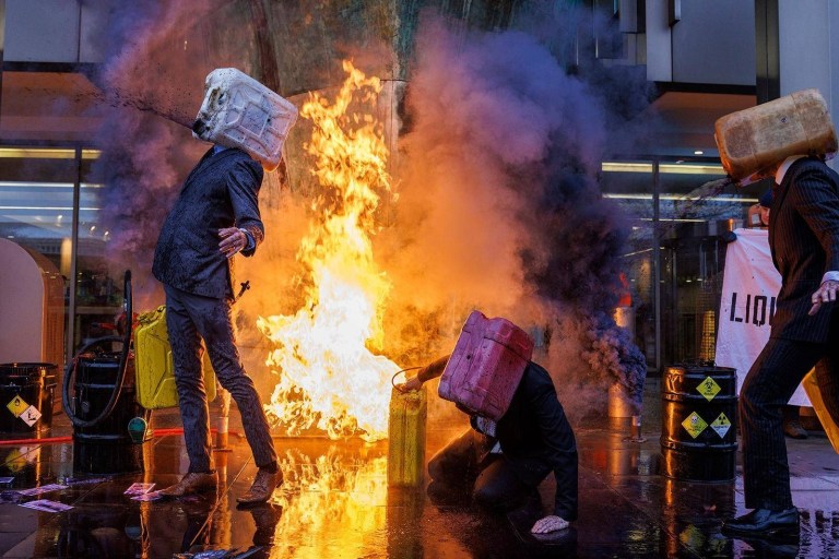 The Ocean Rebellion le pide a la Organización Marítima Internacional que actúe para reducir a la mitad las emisiones del transporte marítimo antes de 2030 y le exija a los Estados miembros que "comiencen a gravar severamente el combustible del transporte marítimo".