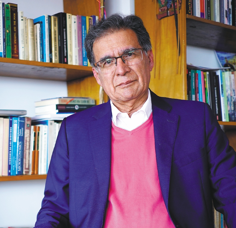“Hay una intencionalidad de minimizar las responsabilidades y de dar explicaciones irreales a fenómenos tan graves como la connivencia de uniformados con civiles armados”, denuncia Camilo González Posso.