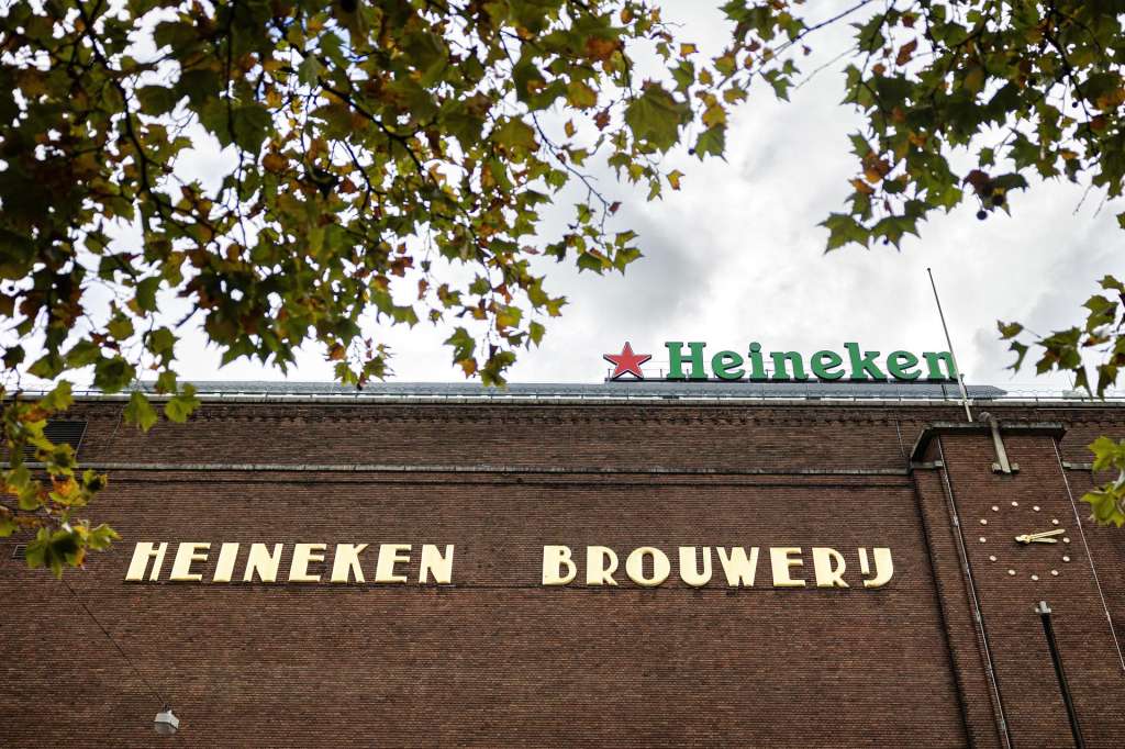 Amsterdam (Netherlands), 14/10/2025.- An exterior view of the former Heineken brewery, now the Heineken Experience in Amsterdam, The Netherlands, 14 October 2025. The brewer is reorganizing its headquarters, which will affect approximately four hundred jobs. (Países Bajos; Holanda) EFE/EPA/RAMON VAN FLYMEN